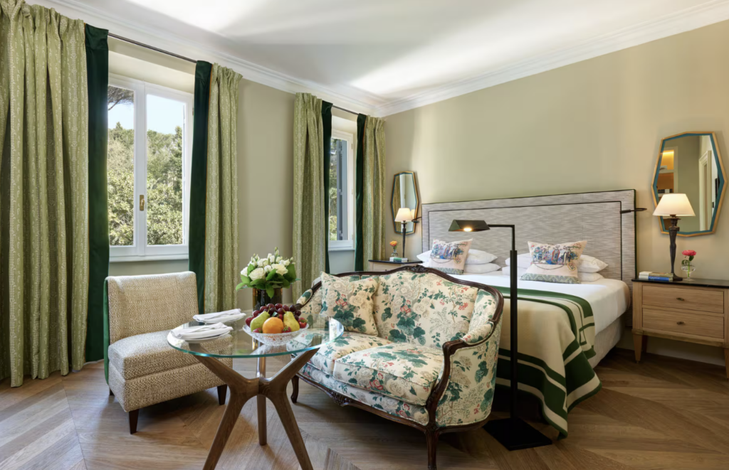 Hotel De Russie room